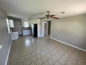 1041 Lott Ave in Austin, TX - Building Photo - Building Photo