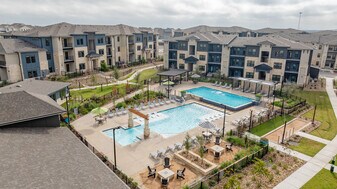 RESIDENCES OF SIENA SOUTH in Round Rock, TX - Building Photo
