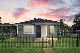 5519 Chapman St in Houston, TX - Building Photo