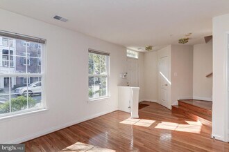 207 Garden View Way in Rockville, MD - Building Photo - Building Photo