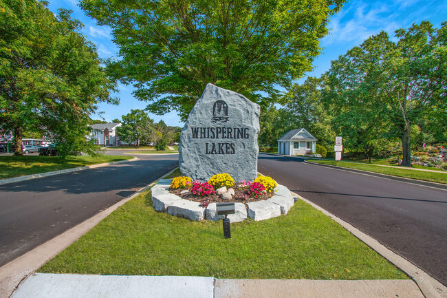 Whispering Lakes Apartments in Shelby Township, MI - Foto de edificio - Building Photo