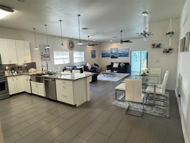 350 SW 2nd Ave in Dania Beach, FL - Building Photo - Building Photo