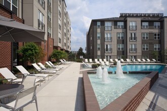 ICON at Dulles in Herndon, VA - Foto de edificio - Building Photo