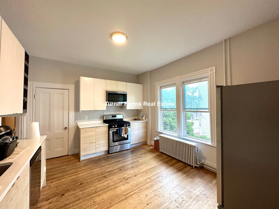 158 Boston St, Unit 2 in Boston, MA - Building Photo