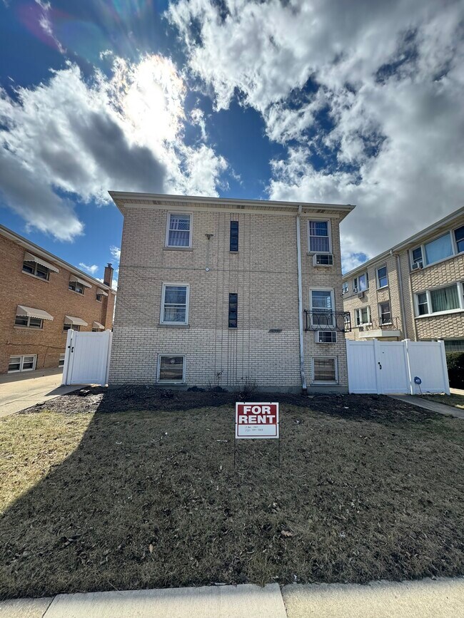 6331 W Devon Ave, Unit 2R in Chicago, IL - Building Photo - Building Photo