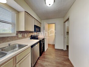 2097 Earlsway Dr in Grove City, OH - Foto de edificio - Building Photo