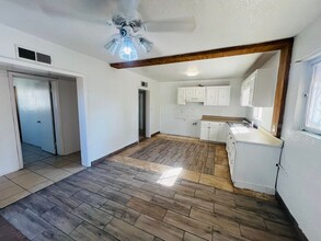 129 Tassie Way in Socorro, TX - Foto de edificio - Building Photo