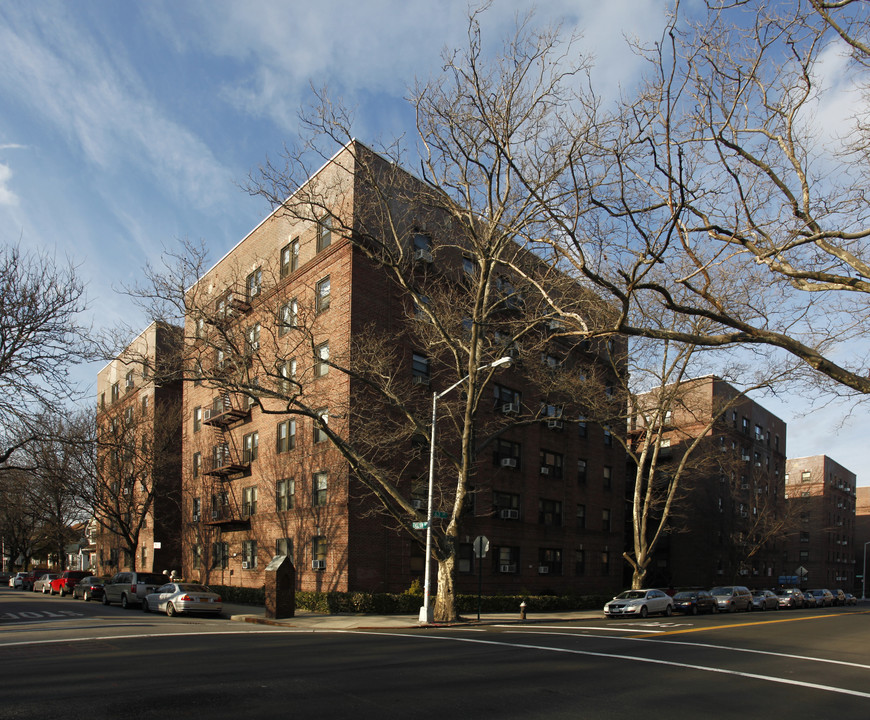 88-11 63rd Dr in Rego Park, NY - Foto de edificio