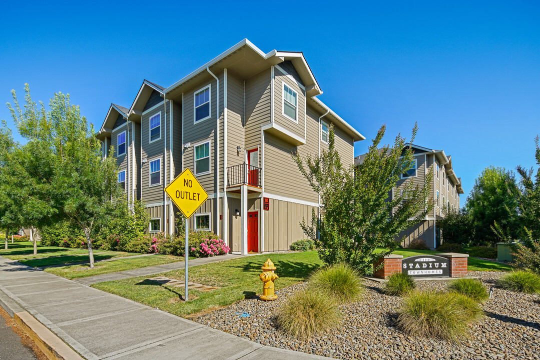 Stadium TownHomes in Monmouth, OR - Building Photo