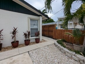 2490 NE 184th St, Unit 2490 in North Miami Beach, FL - Building Photo - Building Photo