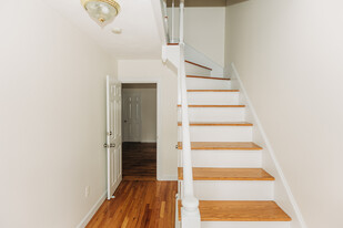 31 Catherine St, Unit 31 Catherine St. 2nd Fl in Bristol, RI - Building Photo