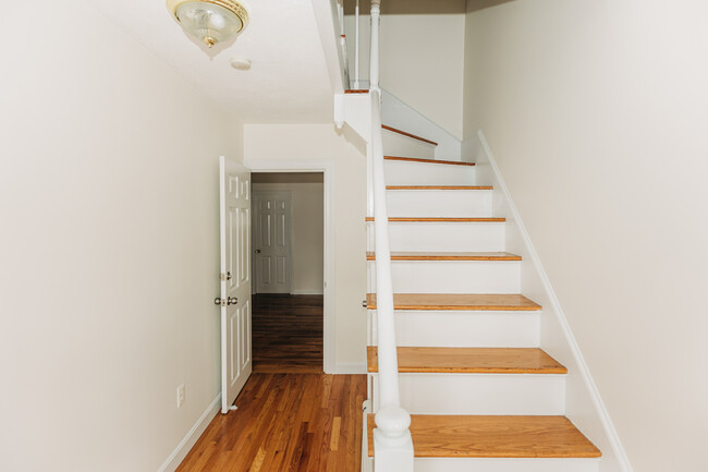 31 Catherine St, Unit 31 Catherine St. 2nd Fl
