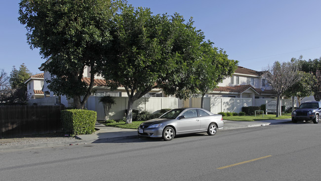 Bernard Townhome Apartments in Costa Mesa, CA - Foto de edificio - Building Photo