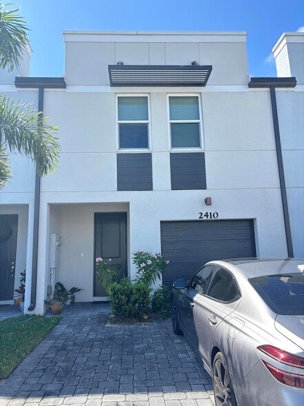 2410 SE Tarvest Wy in Stuart, FL - Foto de edificio - Building Photo