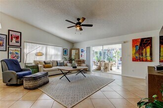 4967 162nd Ave N in Clearwater, FL - Foto de edificio - Building Photo