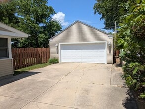 2416 Burrmont Rd in Rockford, IL - Building Photo - Building Photo