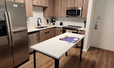 3001 Esperanza Crossing in Austin, TX - Building Photo - Building Photo