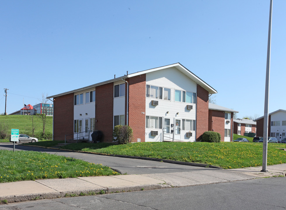 Park Gardens in New Britain, CT - Building Photo