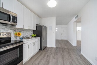 2461 SW 22nd St in Miami, FL - Building Photo - Building Photo