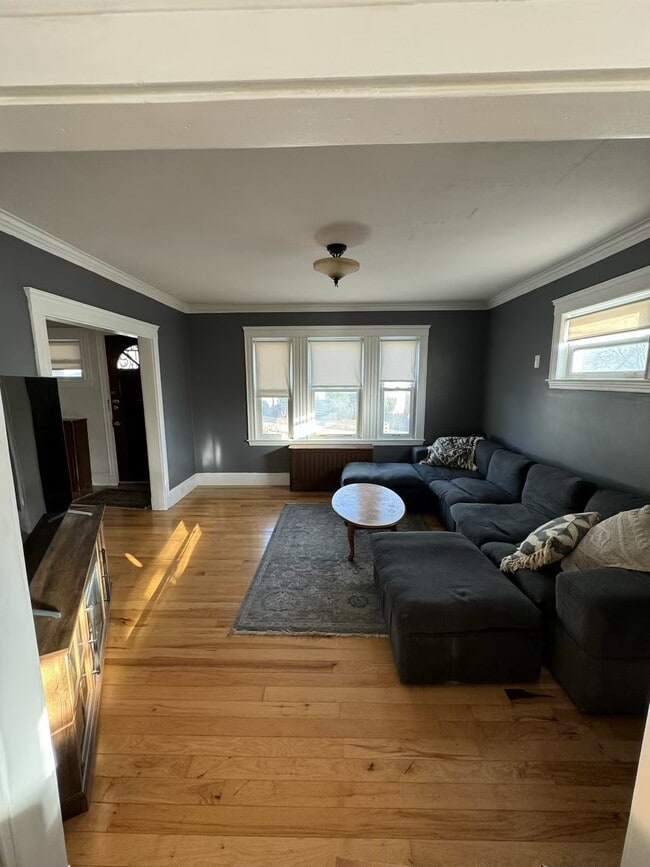 695 Adams St, Unit 695 Adams St UNIT 1 in Boston, MA - Foto de edificio - Building Photo