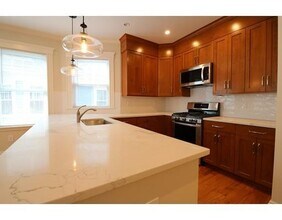 35 Upland Rd in Cambridge, MA - Building Photo - Building Photo