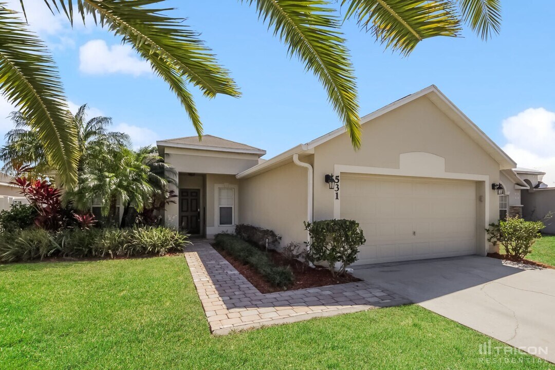 531 Brown Bear Way in St. Cloud, FL - Building Photo