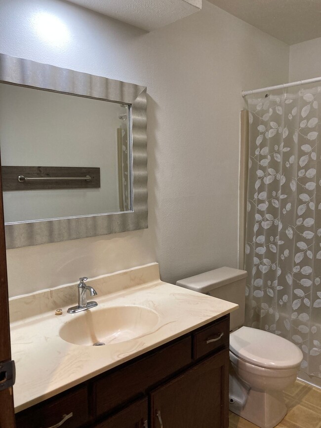 Immaculate Updated 2 Bedroom in Rockford, IL - Building Photo - Building Photo