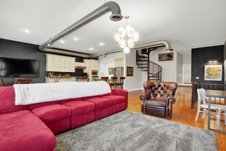 210 E Waldburg St in Savannah, GA - Building Photo - Building Photo