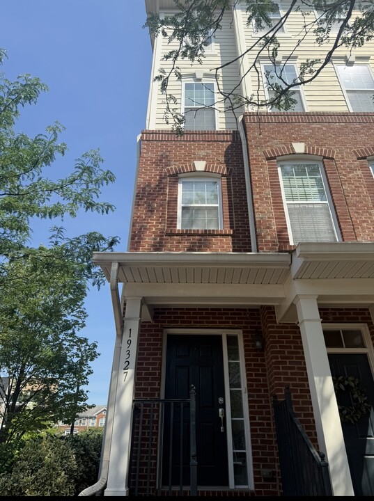 19327 Diamond Lake Dr in Leesburg, VA - Building Photo