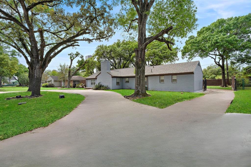 1068 Chimney Rock Rd in Houston, TX - Building Photo