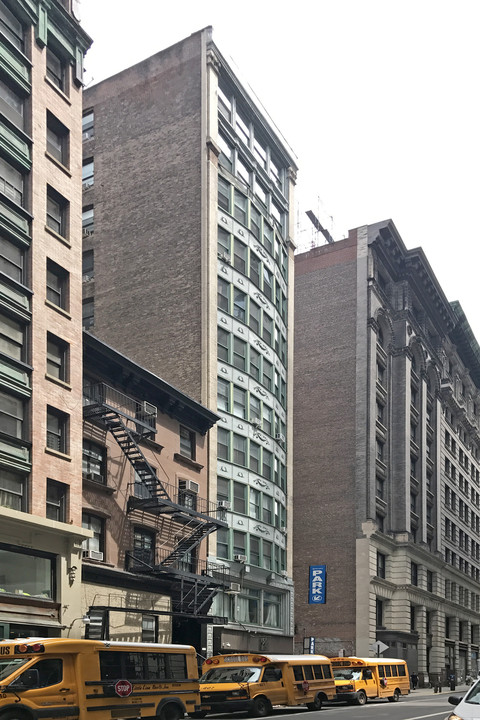 11 W 17th St in New York, NY - Building Photo