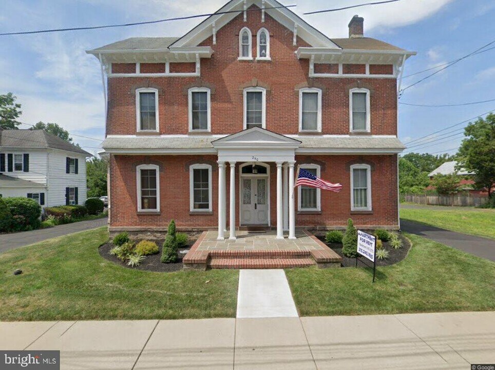 250 S State St in Newtown, PA - Building Photo