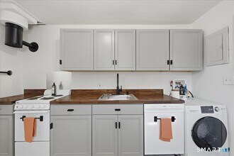 106 Midway Oval in Groton, CT - Building Photo - Building Photo