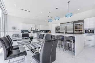 1090 NE 84th St in Miami, FL - Building Photo - Building Photo