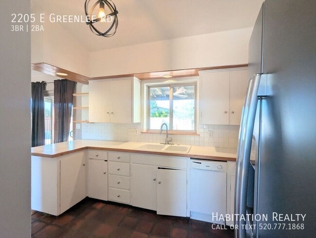 2205 E Greenlee Rd in Tucson, AZ - Building Photo - Building Photo