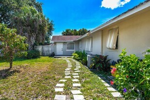8642 Sunset Dr in Palm Beach Gardens, FL - Building Photo