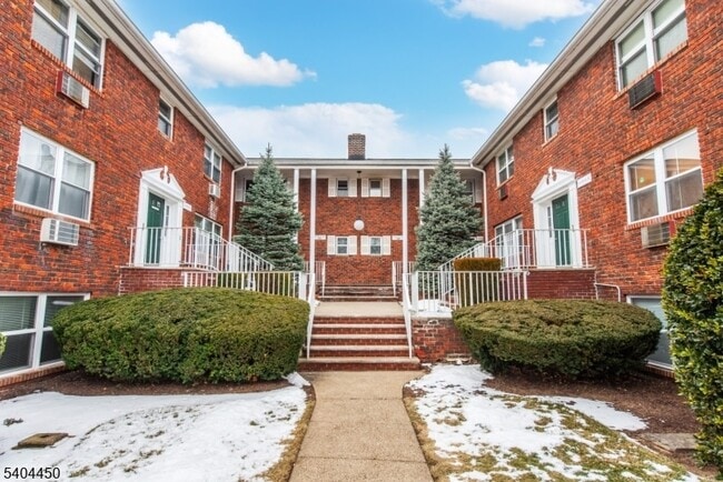 191 N Beverwyck Rd in Parsippany Troy Hills, NJ - Foto de edificio - Building Photo