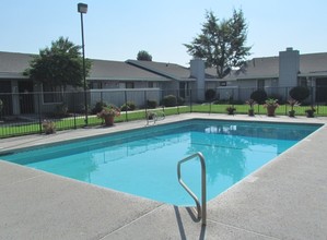 Westwind Apartments in Fresno, CA - Building Photo - Building Photo