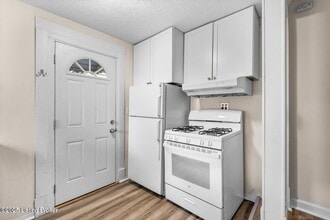 204 S Bayly Ave in Louisville, KY - Building Photo - Building Photo
