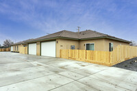 562 N Fourth St in Porterville, CA - Foto de edificio - Building Photo