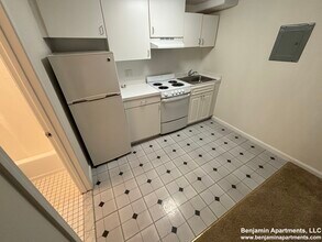 1243 Beacon St, Unit 114 in Brookline, MA - Foto de edificio - Building Photo