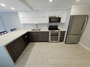 6707 N Kendall Dr in Pinecrest, FL - Foto de edificio - Building Photo
