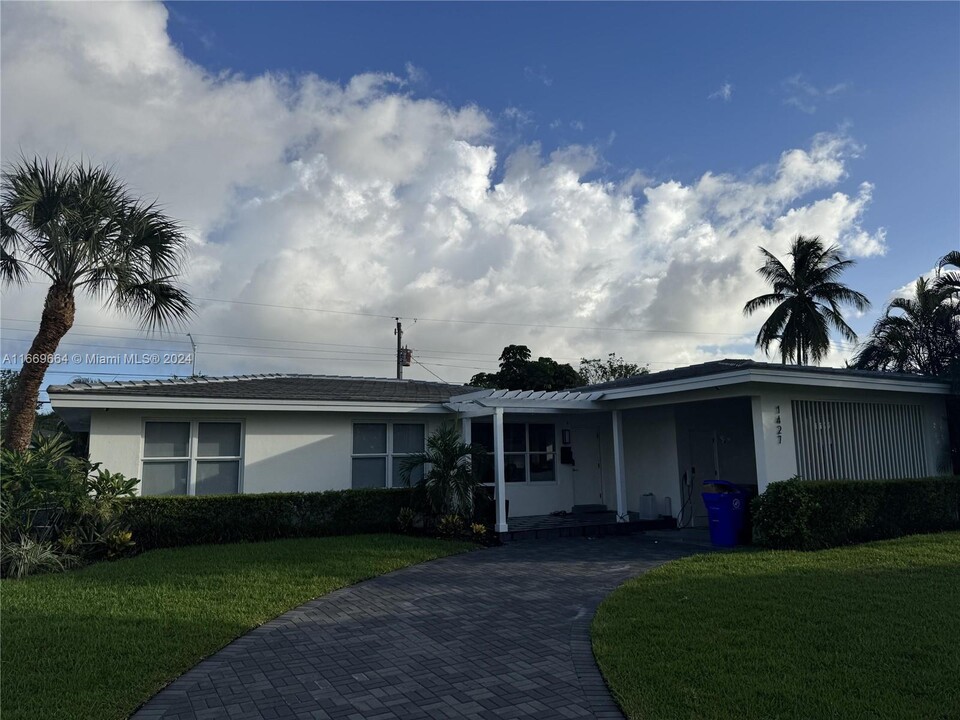 1427 NE 60th St in Fort Lauderdale, FL - Foto de edificio