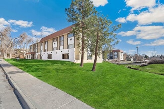 Country Club in Lakewood, CO - Foto de edificio - Building Photo