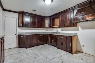 568 W Hammond St in Lancaster, TX - Building Photo - Building Photo