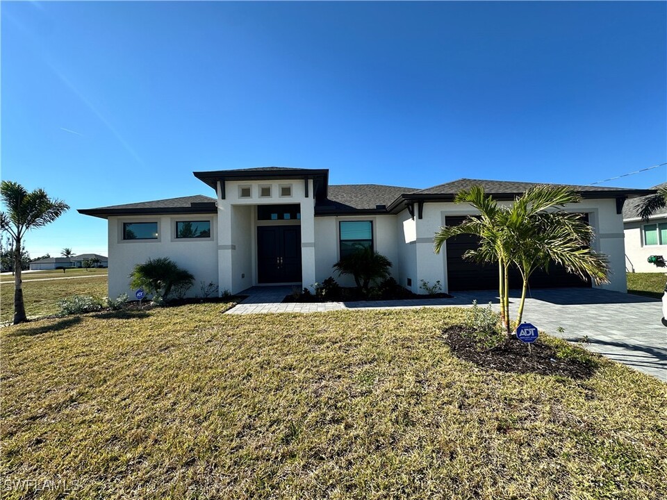 1704 NW 38th Ave in Cape Coral, FL - Foto de edificio