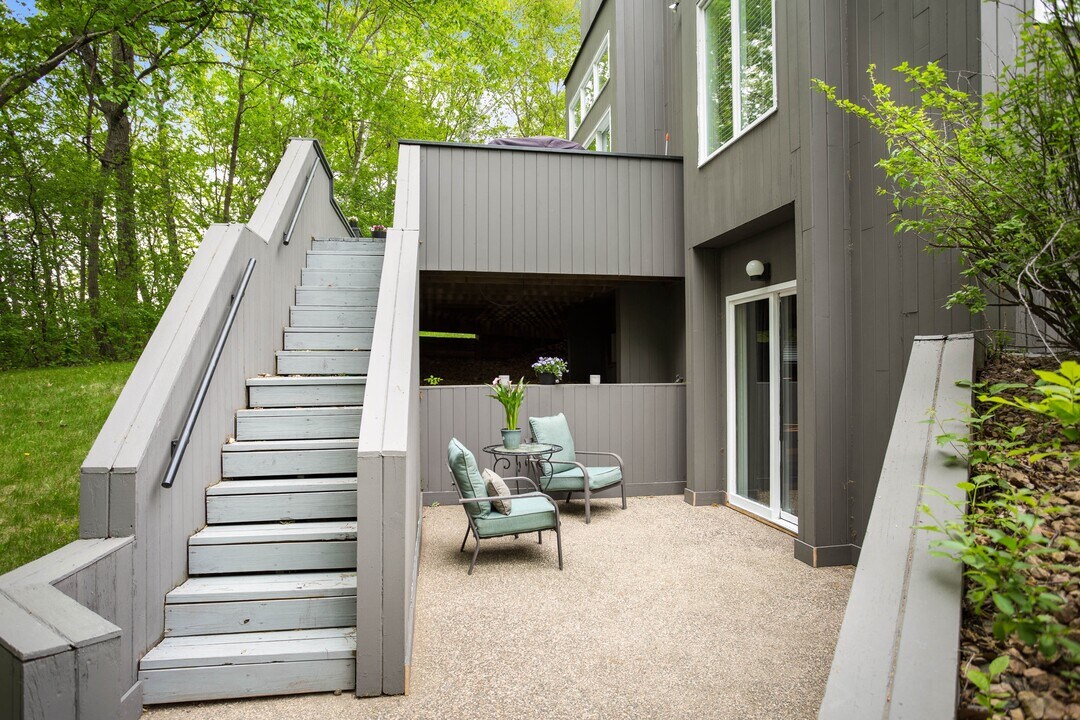 2925 Minnehaha Curve in Wayzata, MN - Building Photo