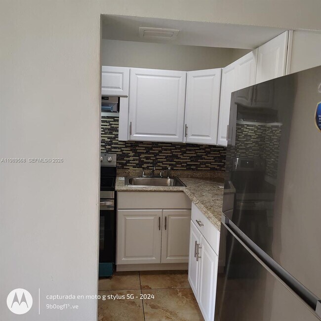 2079 NE 167th St in North Miami Beach, FL - Building Photo - Building Photo