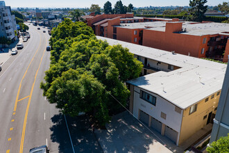 2825 S Sepulveda Blvd in Los Angeles, CA - Building Photo - Building Photo