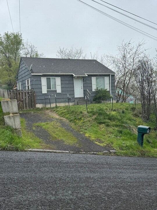 813 SW 8th St in Pendleton, OR - Building Photo